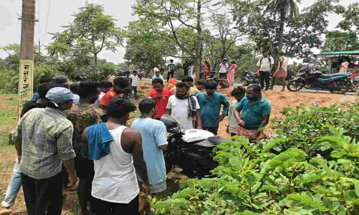 Dumka News: तेज रफ्तार का कहर: पेड़ से टकराई बाइक, जीजा-साला की दर्दनाक मौत