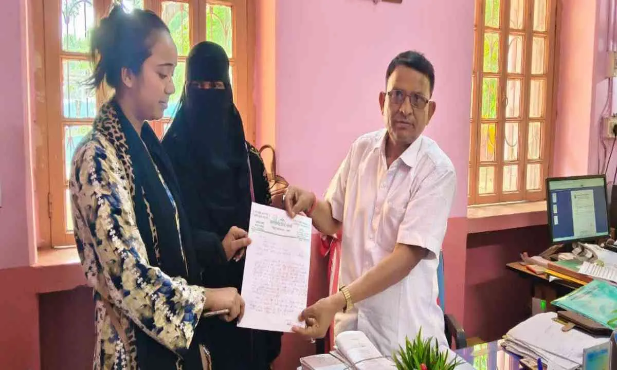 मधुपुर कॉलेज में छात्राओं का फूटा गुस्सा, गर्ल्स कॉमन रूम खोलने की उठी जोरदार मांग