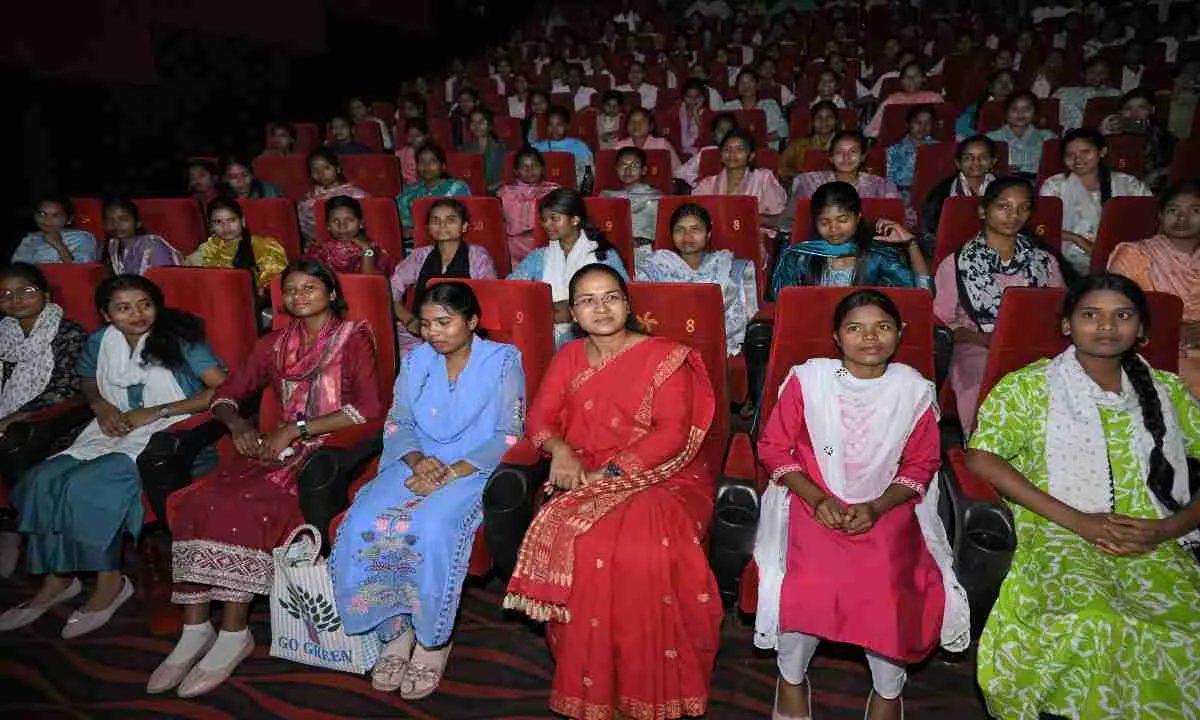 छात्राओं संग नागपुरी फिल्म 'सेरेंग' देखने पहुंचीं मंत्री शिल्पी नेहा तिर्की, कलाकारों की प्रतिभा को सराहा