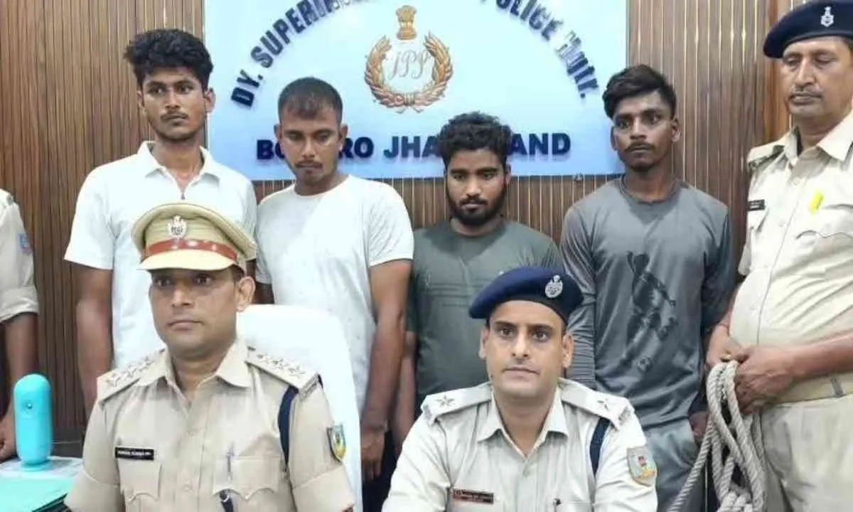 बोकारो में बड़ा खुलासा: एल्यूमिनियम तार चोरी गिरोह का भंडाफोड़, चार गिरफ्तार