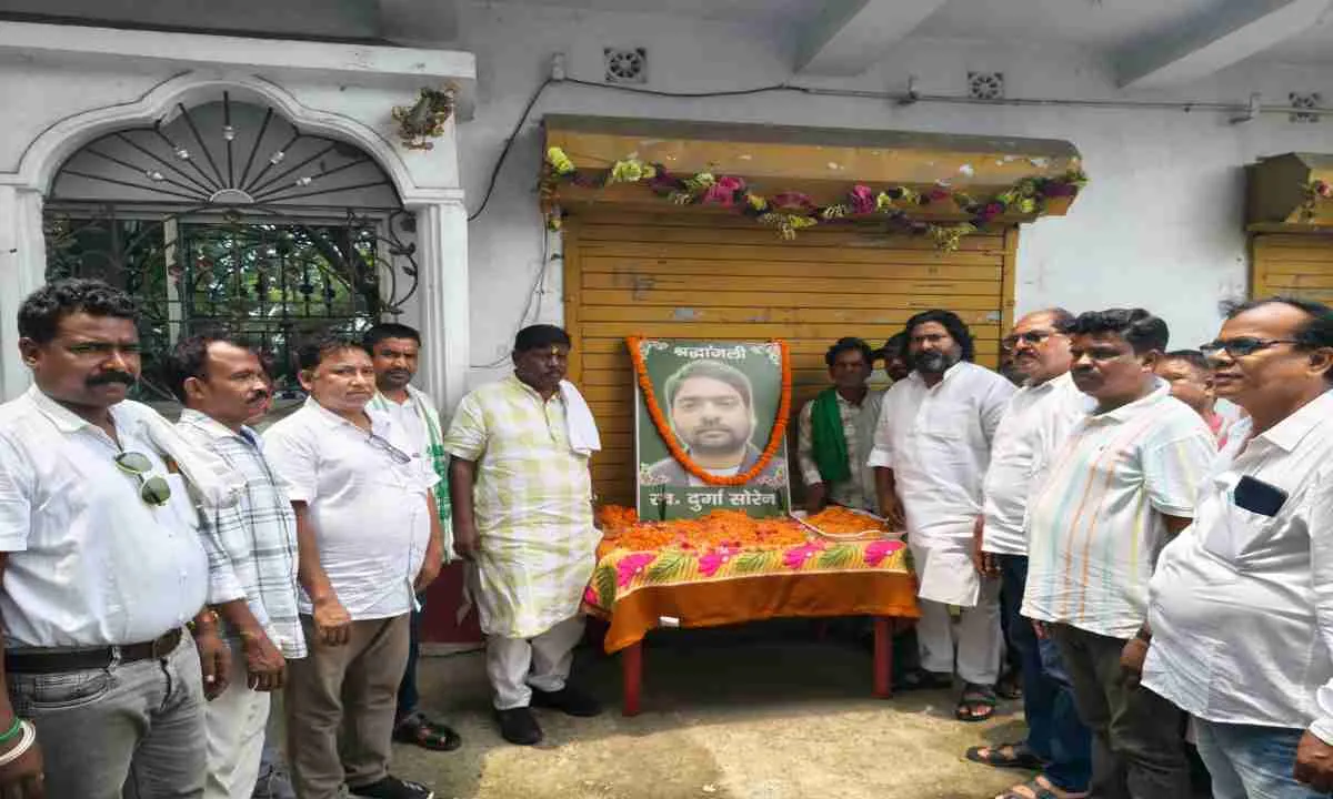 दुर्गा सोरेन पुण्यतिथि पर राजमहल सांसद विजय हाँसदा ने दी श्रद्धांजलि, झामुमो नेताओं की मौजूदगी