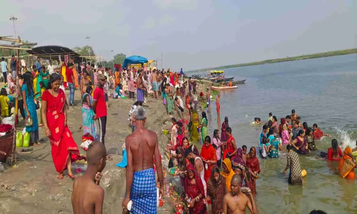 बुद्ध पूर्णिमा पर गंगा घाटों पर उमड़ी श्रद्धालुओं की भीड़, सुरक्षा के कड़े इंतजाम