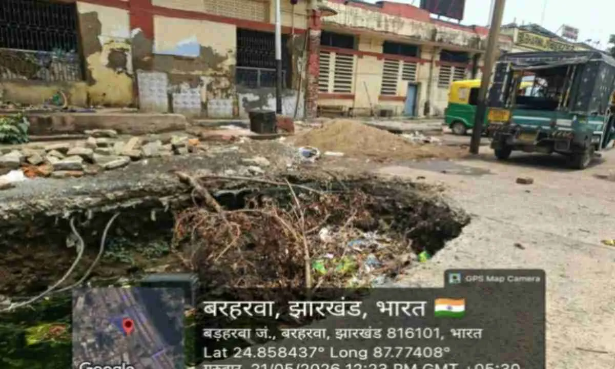 बरहरवा स्टेशन के पार्किंग एरिया में महीनों से 'मौत का गड्ढा',  यात्री-जानवर गिरने का खतरा; रेलवे बेखबर