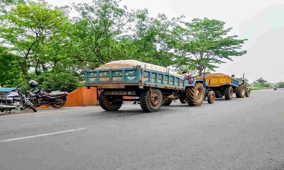 Pakur News: महेशपुर में बालू माफियाओं का राज! दिन-दहाड़े बासलोई नदी से हो रही अवैध तस्करी