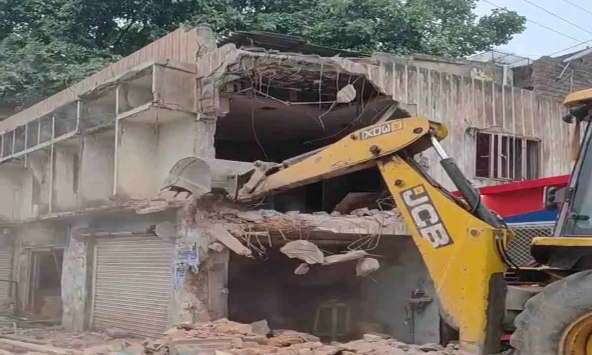 भागलपुर में रिमझिम होटल पर चला बुलडोजर, कोर्ट के आदेश पर प्रशासन की बड़ी कार्रवाई