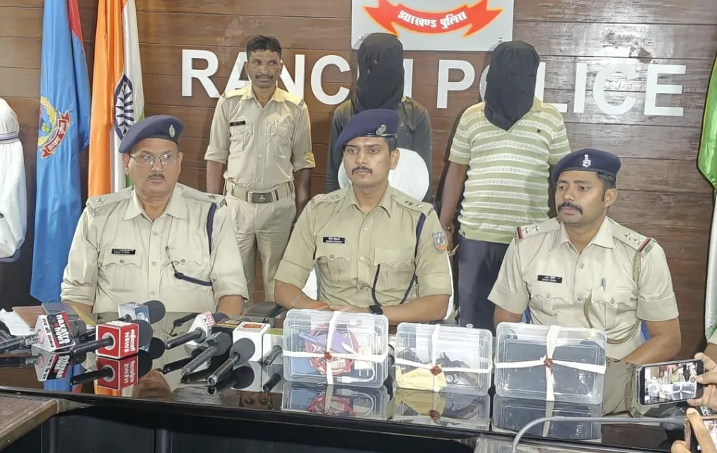 टीपीसी के दो उग्रवादी रांची से गिरफ्तार, 10 लाख की रंगदारी मांगने का आरोप; हथियार और मोबाइल बरामद