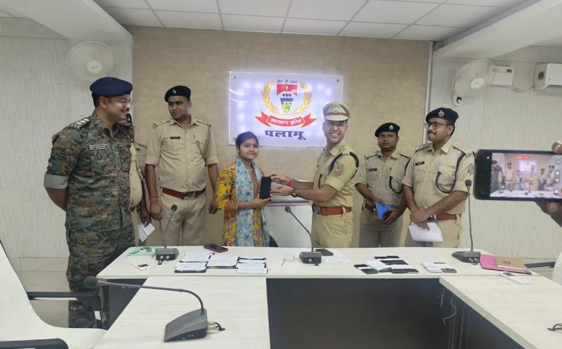 पलामू पुलिस के ‘मुस्कान अभियान’ से 88 गुम मोबाइल बरामद, लोगों को लौटाए गए फोन