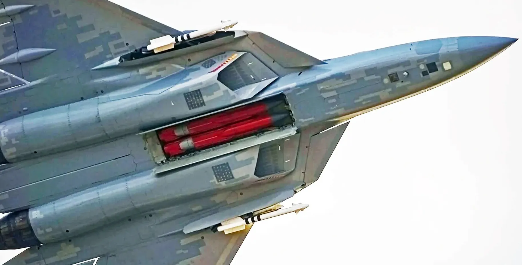 रूस ने पेश किया दो सीटों वाला Su-57D स्टील्थ फाइटर जेट, भारत कनेक्शन पर चर्चा
