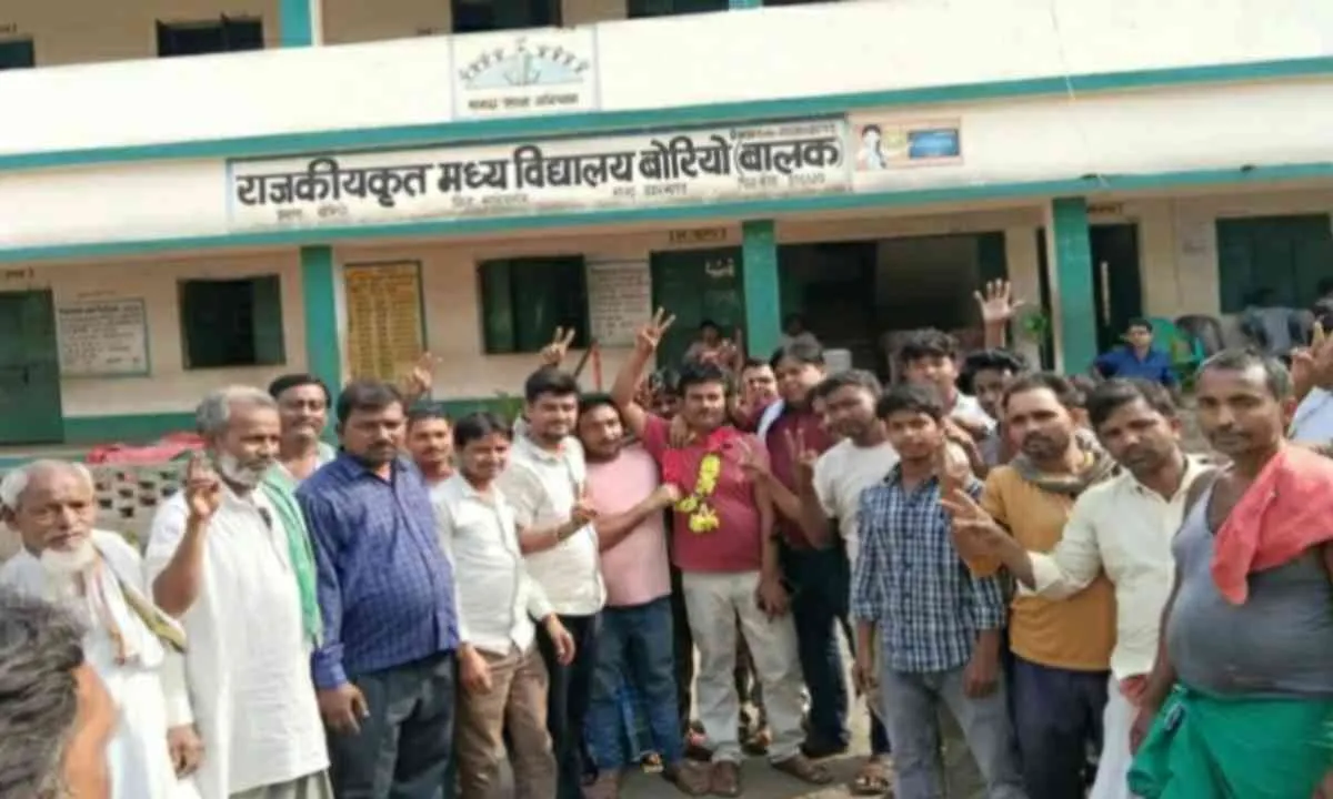 Sahebganj News: मध्य विद्यालय में टॉस से हुआ प्रबंधन समिति का पुनर्गठन, गफ्फार अंसारी बने अध्यक्ष