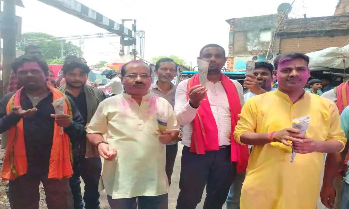Sahebganj News: भाजपा कार्यकर्ताओं का भव्य विजय जुलूस, रंग-गुलाल और ‘जय श्री राम’ के नारों से गूंजा इलाका