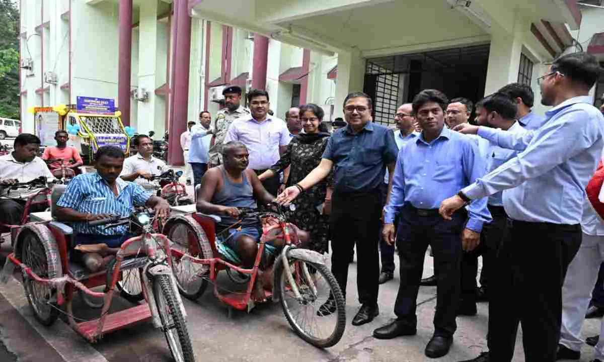 Bokaro News: समाहरणालय परिसर में  दिव्यांगजनों को बैटरी चालित ट्राईसाइकिल का किया गया वितरण 