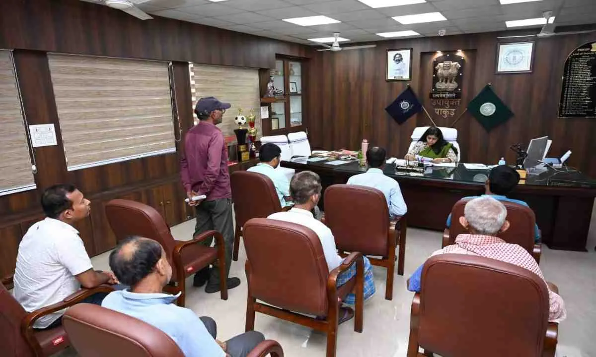 Pakur News: जनता दरबार में उमड़ा जनसैलाब, डीसी ने शिकायतों के त्वरित निष्पादन का दिया अल्टीमेटम