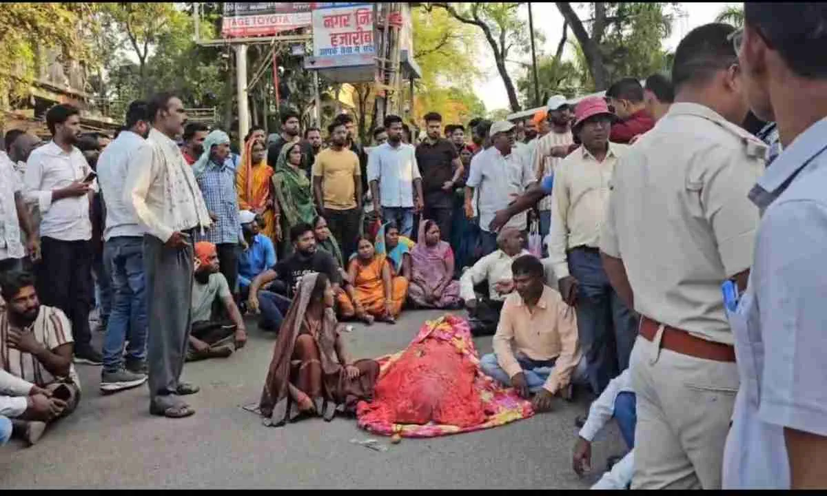 Hazaribagh News: यूनिक नर्सिंग होम पर गंभीर आरोप: कथित गलत इलाज से 4 माह की गर्भवती महिला की मौत, आक्रोशित लोगों ने किया सड़क जाम