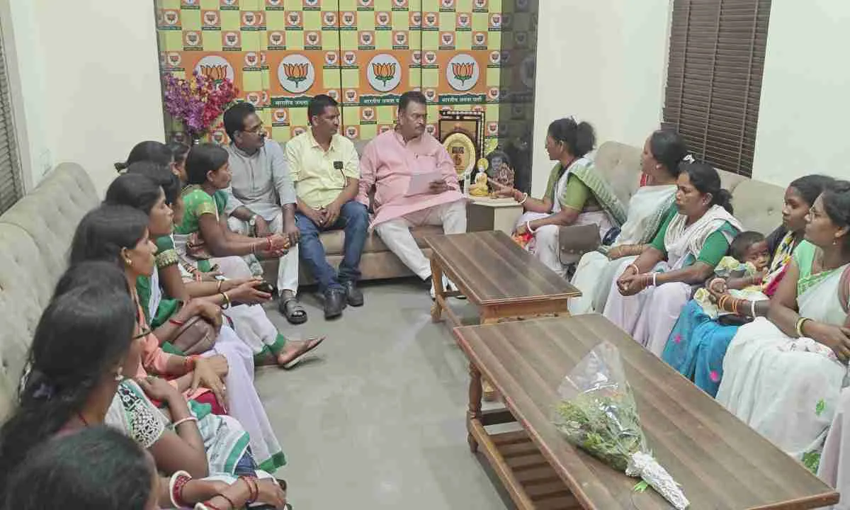 Hazaribagh News: 'हमारी एएनएम का तबादला न करें', सांसद मनीष जायसवाल के पास गुहार लगाने पहुंचे ग्रामीण