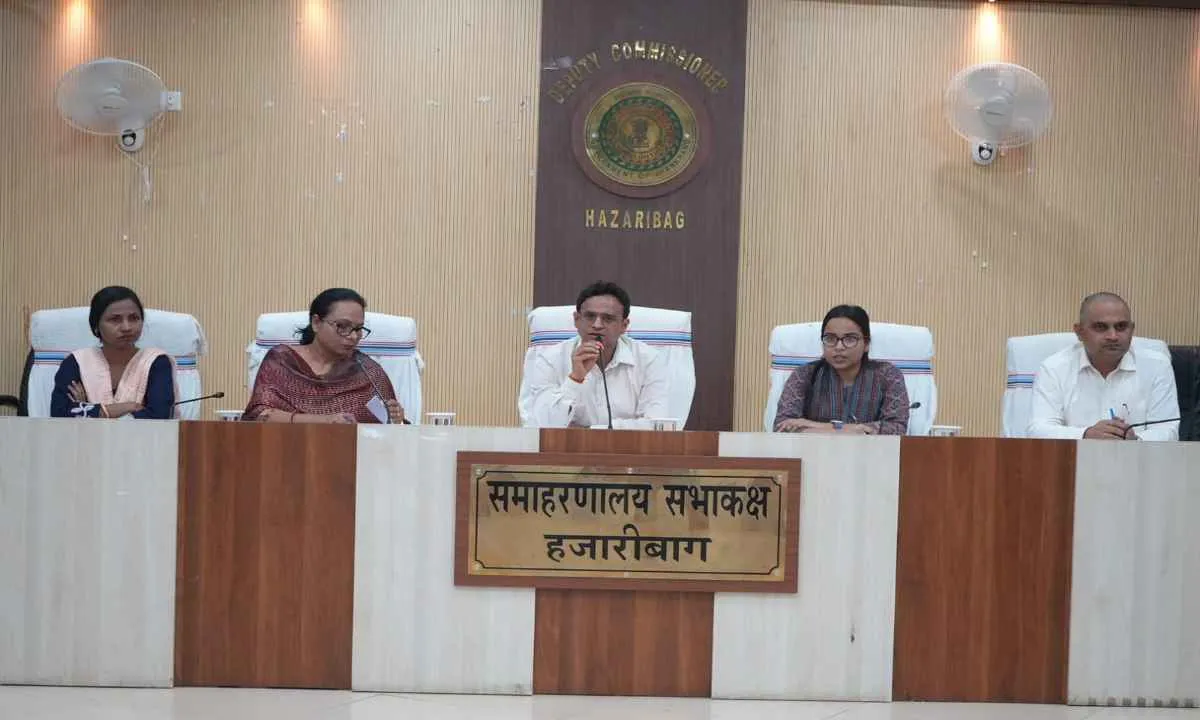Hazaribagh News: उपायुक्त ने समाज कल्याण एवं सामाजिक सुरक्षा विभाग की समीक्षा बैठक की
