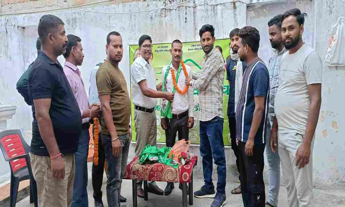 Koderma News: युवाओं का झामुमो से जुड़ाव, युवा मोर्चा जिला अध्यक्ष मो. सद्दाम के नेतृत्व में कई ने ली सदस्यता