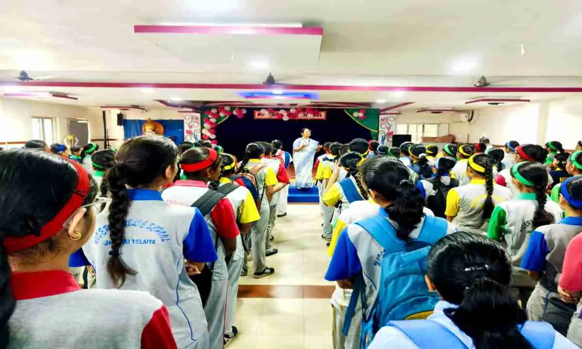 Koderma News: मॉडर्न पब्लिक स्कूल में 'सशक्त बेटी, स्वस्थ मन' अभियान: बालिकाओं को दी गई स्वच्छता व मेंटल हेल्थ की काउंसिलिंग