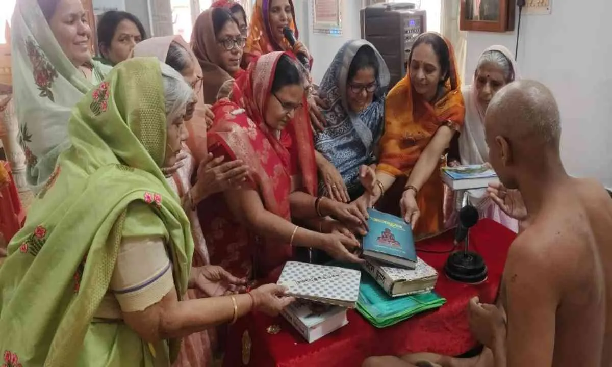 Koderma News: मुनि श्री धर्म सागर जी महाराज ने किया केशलौच, उमड़ा श्रद्धा का सैलाब