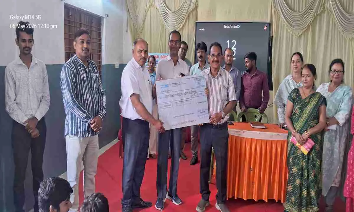 Koderma News: बीआर इंटरनेशनल स्कूल में प्रतिभा का सम्मान: स्कूल टॉपर अंजलि गुप्ता को मिला ₹10,000 का चेक
