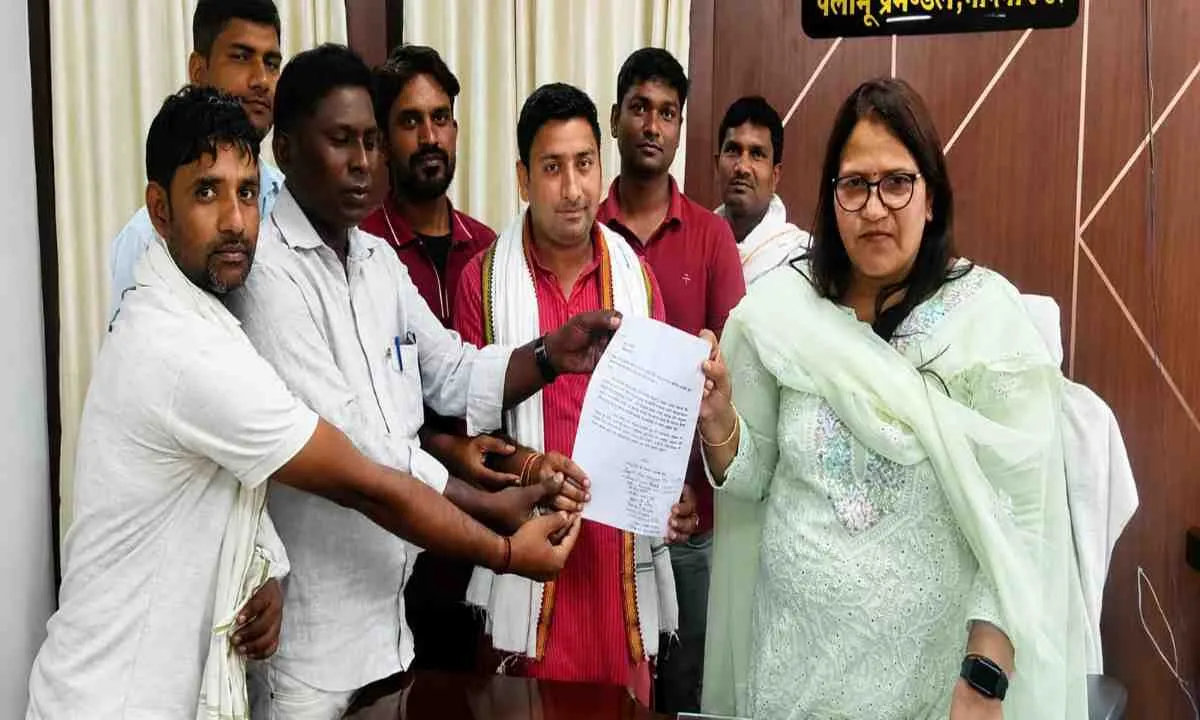Palamu News: फोर्थ ग्रेड भर्ती में लिखित परीक्षा की मांग तेज़, छात्रों ने दी सामूहिक मुंडन की चेतावनी