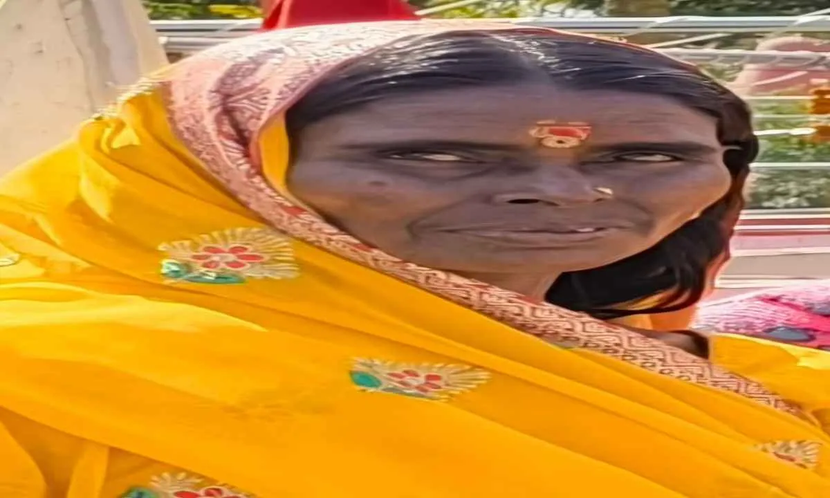 Koderma News: सड़क पर मिला महिला का शव, जमीन विवाद में हत्या का आरोप