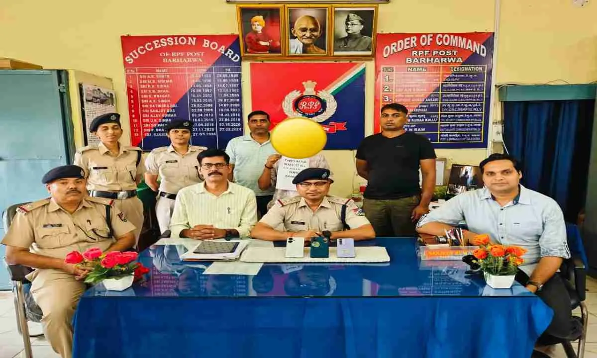 Sahebganj News: स्टेशन पर आरपीएफ की बड़ी कार्रवाई: 3 चोरी के मोबाइल के साथ नाबालिग गिरफ्तार