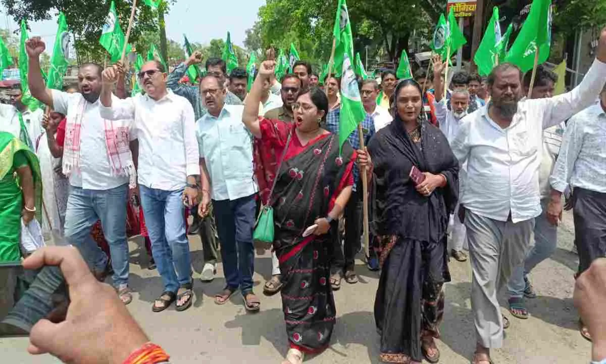 Pakur News: महंगाई के खिलाफ आयोजित धरना-प्रदर्शन में शामिल हुईं उपासना मरांडी