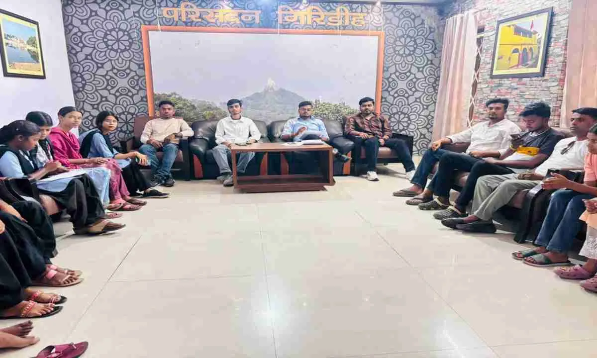 Giridih News: आरके महिला कॉलेज की छात्राओं का फूटा गुस्सा: इंटर रिजल्ट में गड़बड़ी को लेकर छात्र मोर्चा से लगाई गुहार