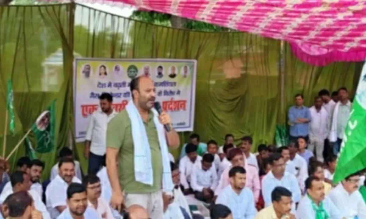 Sahebganj News: महंगाई और बढ़ती कीमतों के खिलाफ झामुमो का धरना, केंद्र सरकार की नीतियों पर फूटा जनाक्रोश