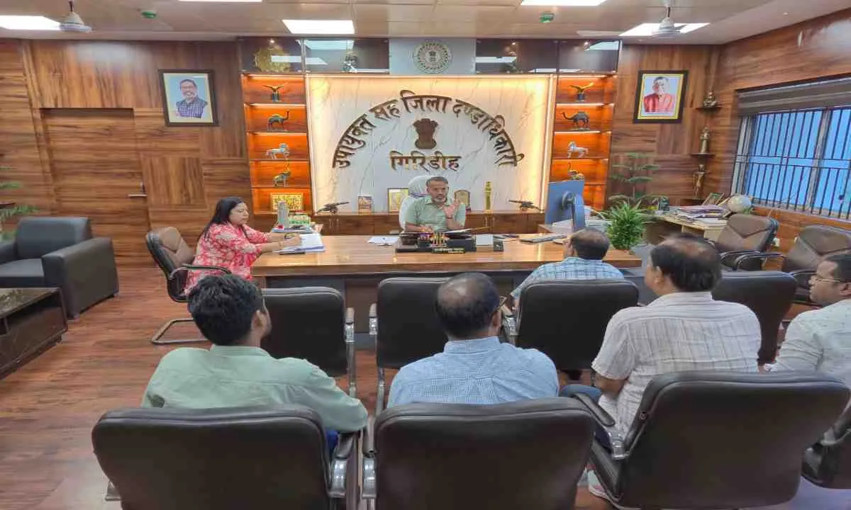 Giridih News: विभिन्न परियोजनाओं के भू-अर्जन एवं बोडो हवाई अड्डा विस्तार को लेकर उपायुक्त रामनिवास यादव ने की समीक्षा बैठक