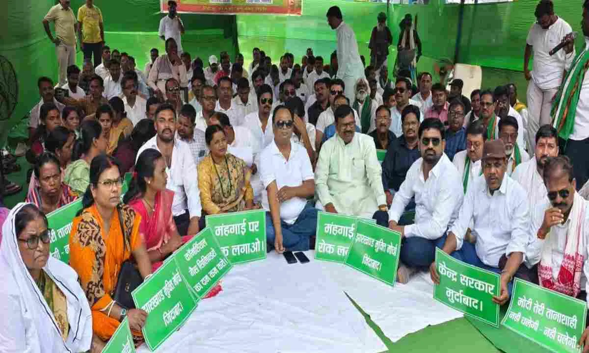 Giridih News: गैस सिलेंडर की बढ़ती कीमत और महंगाई के खिलाफ झामुमो का एकदिवसीय धरना प्रदर्शन 