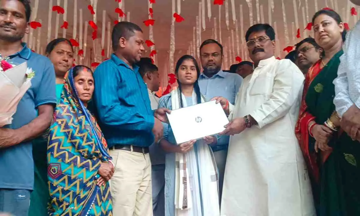 Bokaro News: राज्य टॉपर छोटी कुमारी को मंत्री योगेंद्र प्रसाद महतो ने किया सम्मानित
