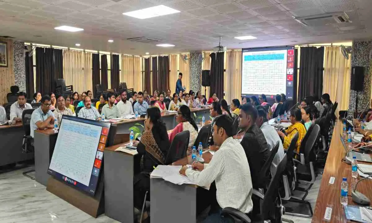 Giridih News: उपायुक्त रामनिवास यादव ने की समाज कल्याण विभाग की समीक्षा, योजनाओं में तेजी लाने का निर्देश
