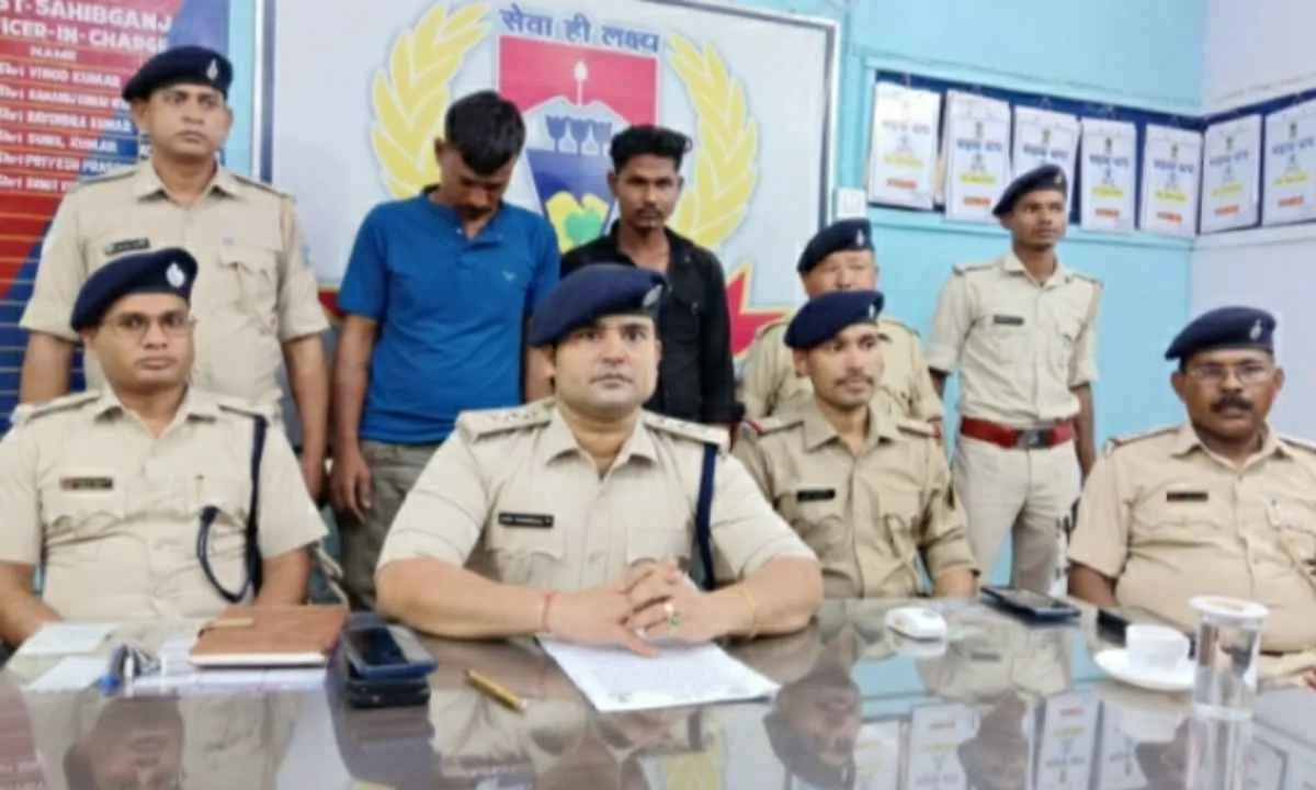 Sahebganj News: पुलिस की बड़ी कार्रवाई: 20 किलो गांजा के साथ ओडिशा के दो अंतरराज्यीय तस्कर गिरफ्तार