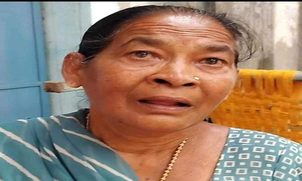 Koderma News: शातिर ठगों का आतंक: बातों में उलझाकर बुजुर्ग महिला के सोने के जेवर ले उड़े