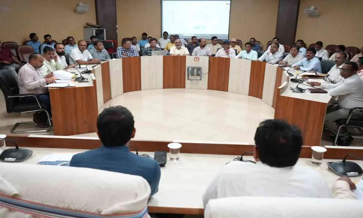 Hazaribagh News: राजस्व, भू-अर्जन, राष्ट्रीय राजमार्ग एवं एनटीपीसी से संबंधित कार्यों की उपायुक्त ने की समीक्षा