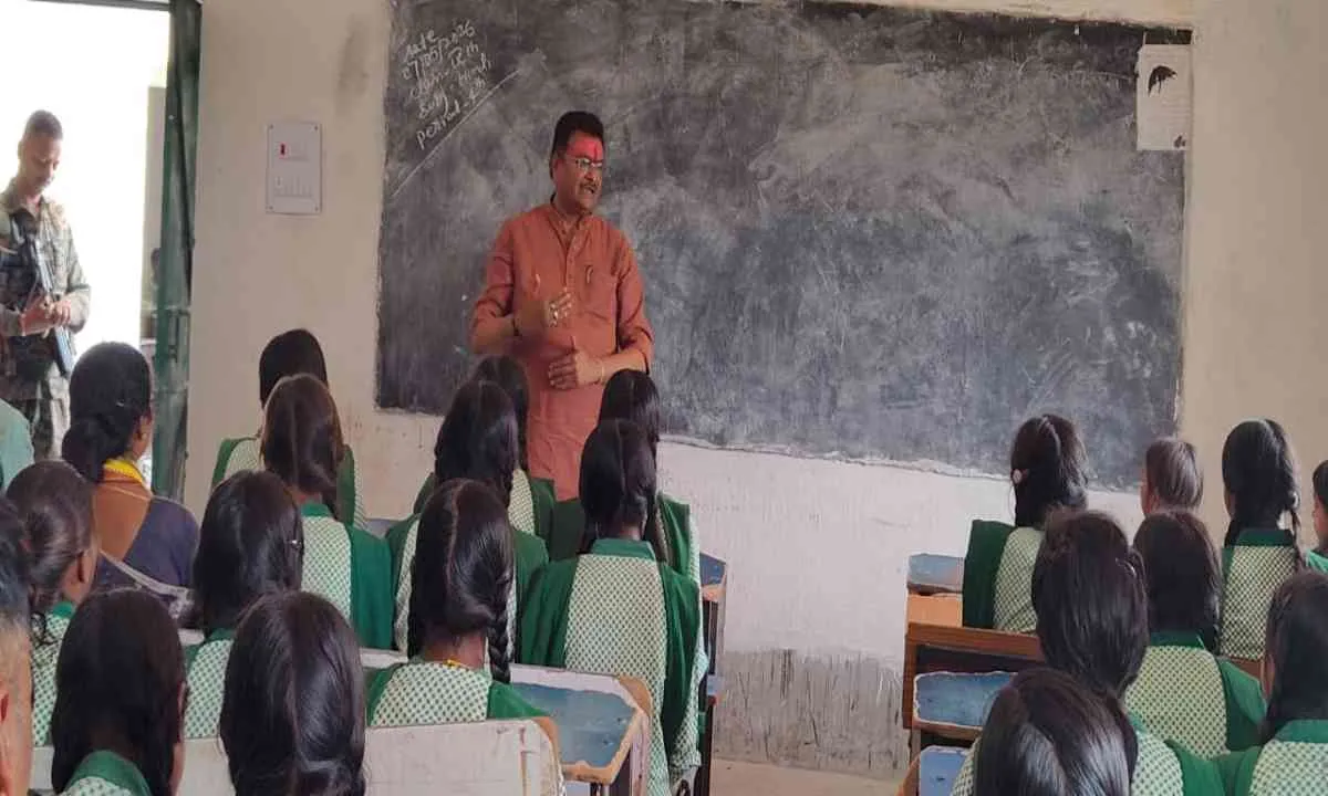 Hazaribagh News: सांसद का 'एक्शन' मोड: चौपारण के स्कूल में शिक्षकों की कमी पर DEO को लगाई फटकार