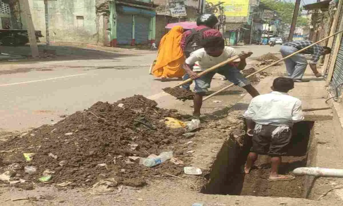 Sahebganj News: बरसात से पहले एक्शन में नगर परिषद, वार्ड-07 में युद्ध स्तर पर नाला सफाई अभियान
