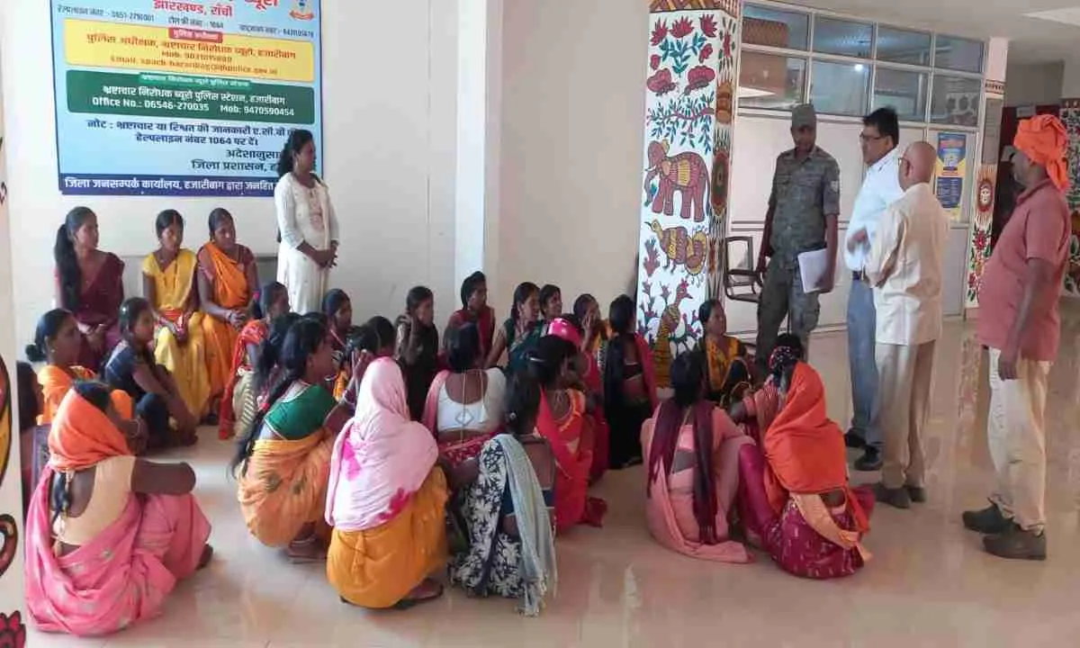 Hazaribagh News: भूमिहीन दलित महिलाओं ने एडीएम से लगाई गुहार, गैरमजरूआ भूमि बचाने व आवंटन की मांग