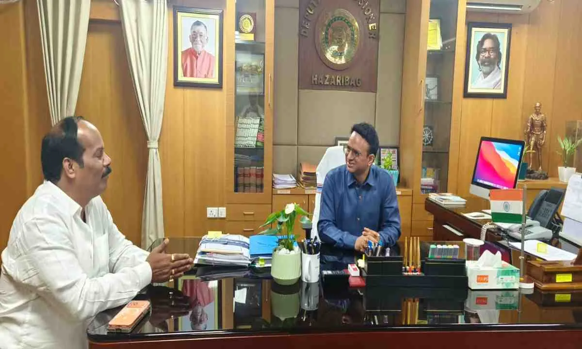 Hazaribagh News: विधायक प्रदीप प्रसाद ने डीसी से की मुलाकात, स्कूलों की मनमानी और ट्रैफिक जाम पर जताई कड़ी आपत्ति