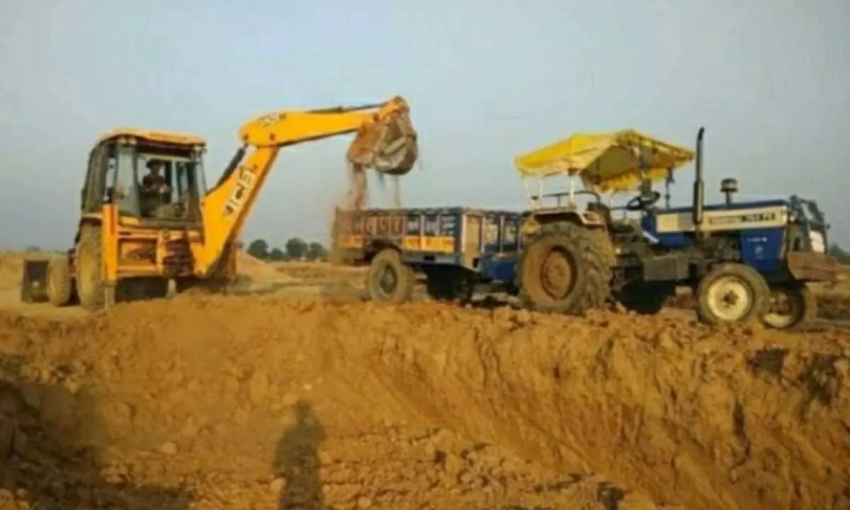 Sahebganj News: मिट्टी माफियाओं का तांडव: जेसीबी से सरेआम हो रहा अवैध उत्खनन, प्रशासन बेखबर