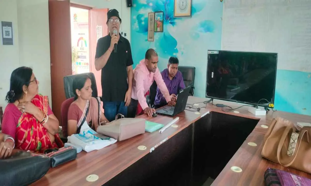 Koderma News: डिजिटल जनगणना का शंखनाद: बीएलओ को मिला 'स्व-गणना' पोर्टल का प्रशिक्षण