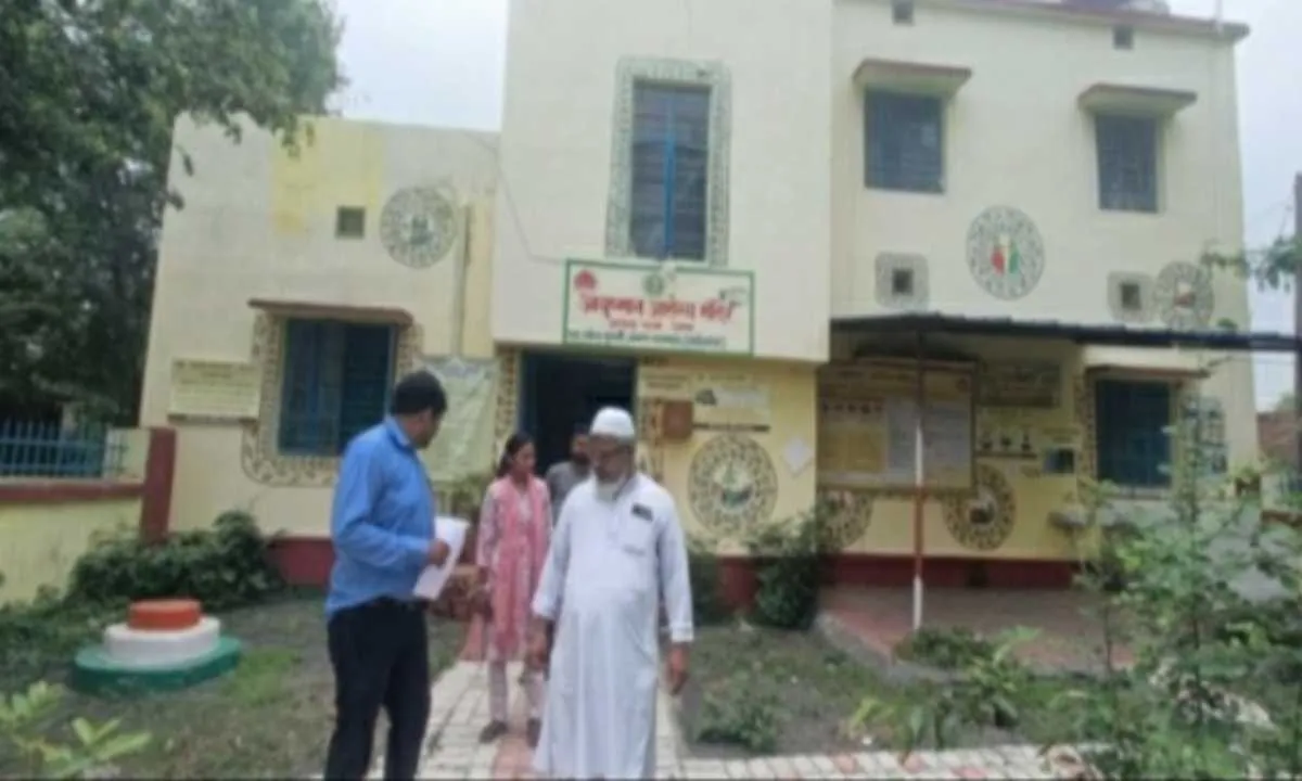 Sahebganj News: बीडीओ ने स्कूल और स्वास्थ्य केंद्र का किया औचक निरीक्षण, मिड डे मील व पढ़ाई की गुणवत्ता जांची
