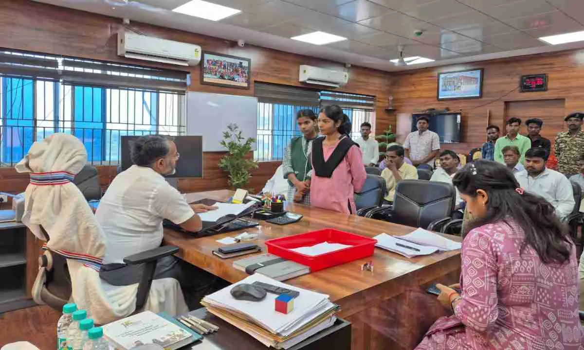 Giridih News: डीसी का जनता दरबार: जमीन विवाद और पेंशन की समस्याओं पर अधिकारियों को सख्त निर्देश