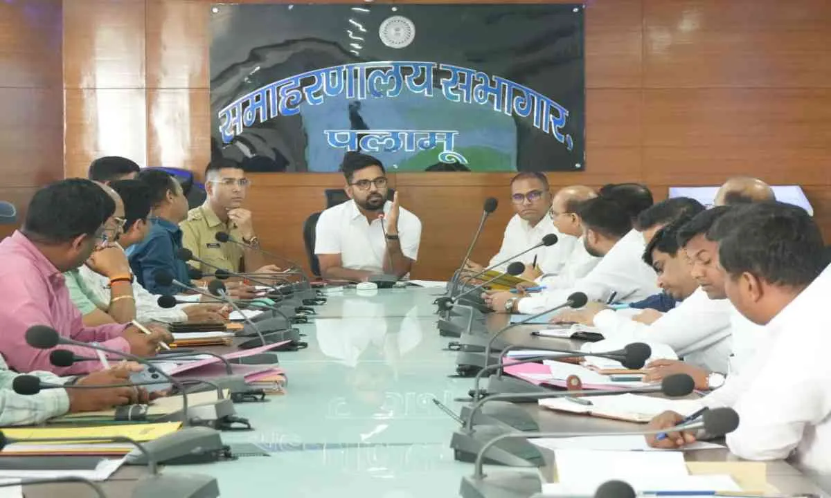 Palamu News: उपायुक्त की बड़ी बैठक: भूमि हस्तांतरण में देरी पर जताई नाराजगी, दो बड़े अधिकारियों को शोकॉज