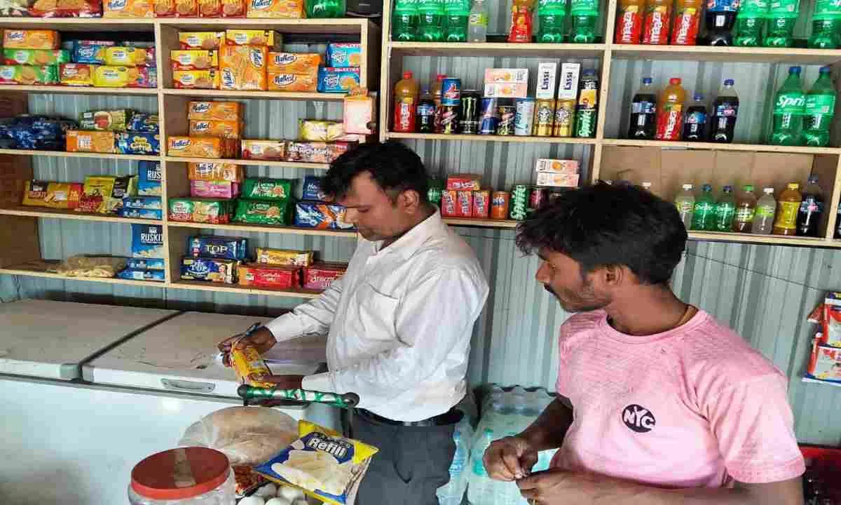 Pakur News: खाद्य सुरक्षा पदाधिकारी द्वारा होटल एवं किराना दुकानों का किया औचक निरीक्षण