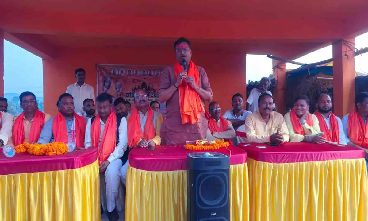 Hazaribagh News: बरसोत पंचायत से 65 श्रद्धालु तीर्थ यात्रा पर निकले, सांसद मनीष जायसवाल ने पांव पखार कर लिया आशीर्वाद