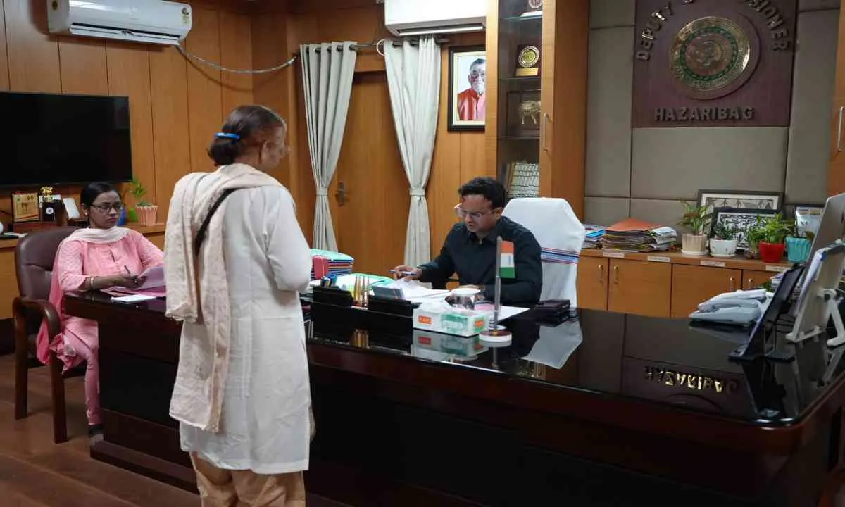 Hazaribagh News: डीसी का जनता दरबार: दिव्यांग की पेंशन तुरंत शुरू करने का आदेश, अधिकारियों को दी चेतावनी
