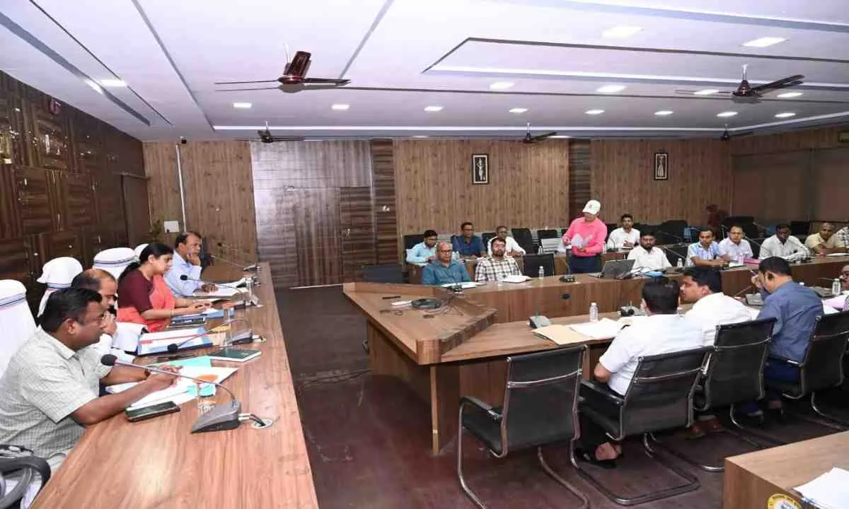 Pakur News: समाहरणालय सभागार में राजस्व एवं भू-अर्जन विभाग की समीक्षात्मक बैठक आयोजित
