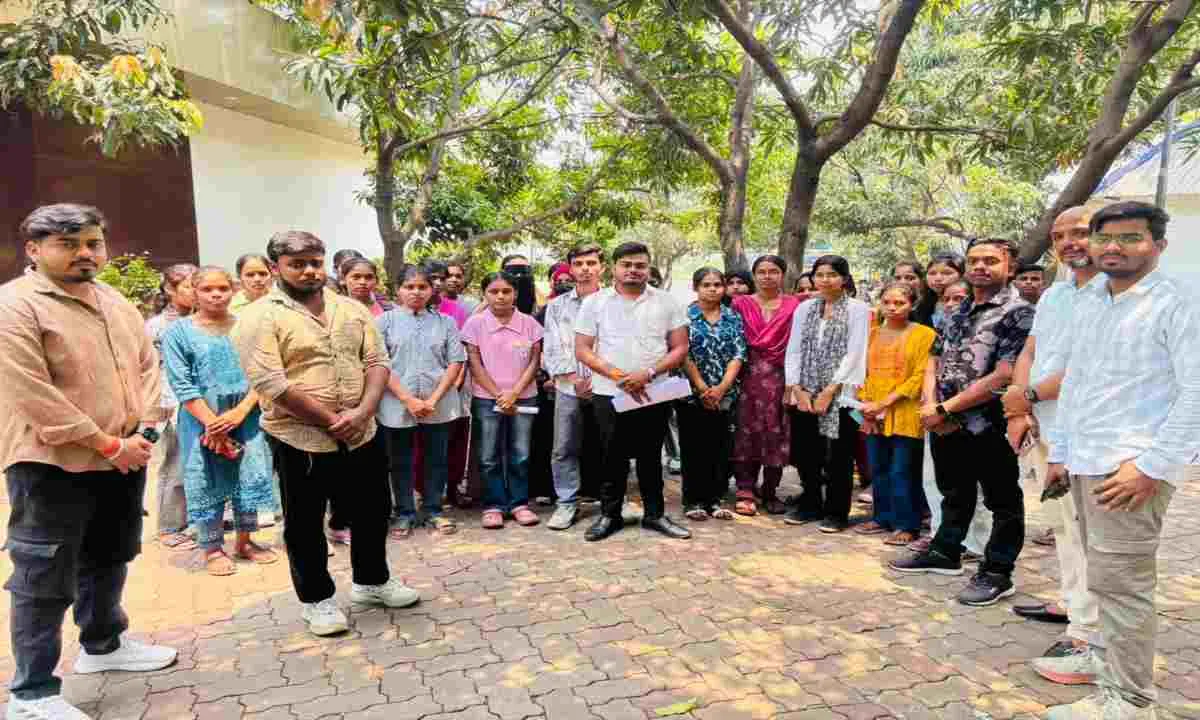 Giridih News: फूटा छात्रों का गुस्सा: JAC रिजल्ट में गड़बड़ी के खिलाफ सुदिव्य कुमार सोनू से लगाई न्याय की गुहार